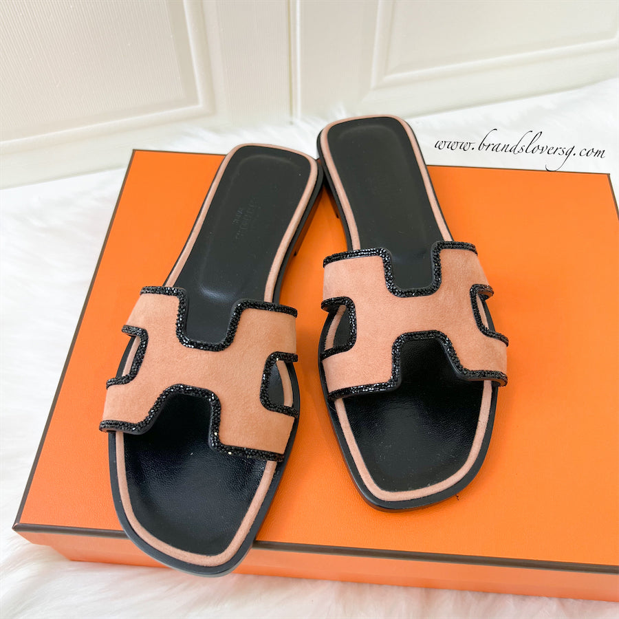 HERMÈS Oran Sandals in Rouge Jaipur – RuelamodePortal