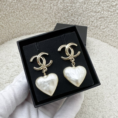 Chanel 22C CC Logo Dangling Earrings in LGHW with Heart Pearl