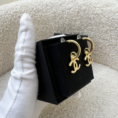 Chanel 24C CC Dangling Earrings in Gold Tone HW