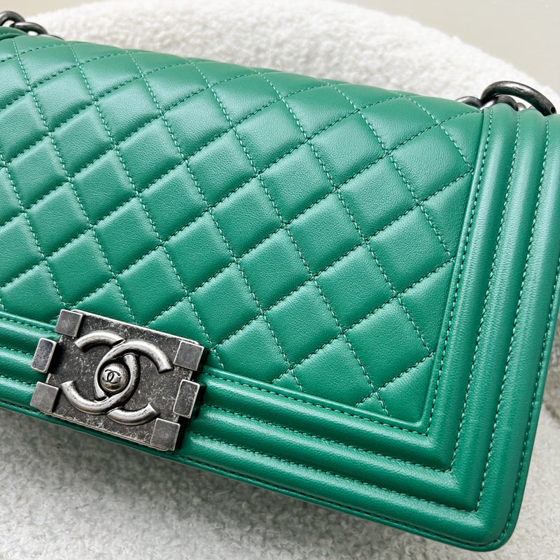 Chanel Medium 25cm Boy Flap in Green Lambskin and RGHW