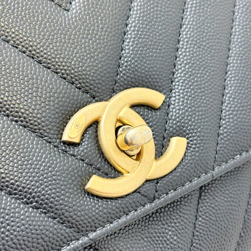 Chanel Medium 29cm Coco Handle Flap with Burgundy Lizard-Embossed Calfskin Handle in Chevron Quilted Black Caviar and GHW