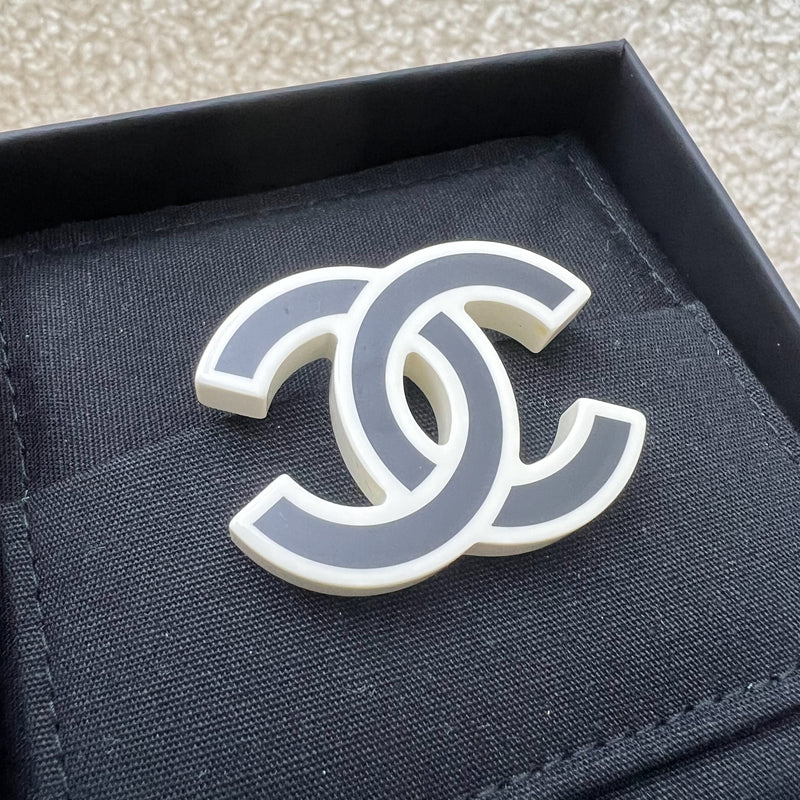 Chanel 22S CC Brooch in Black / White