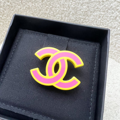 Chanel 22S CC Brooch in Pink / Yellow