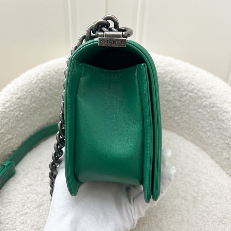 Chanel Medium 25cm Boy Flap in Green Lambskin and RGHW