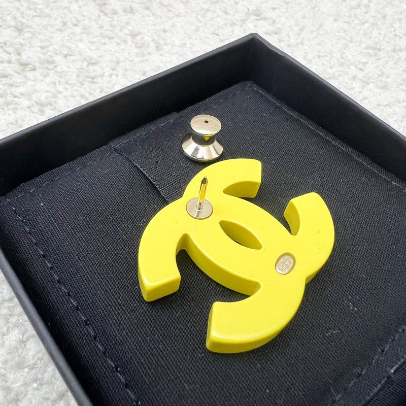 Chanel 22S CC Brooch in Pink / Yellow