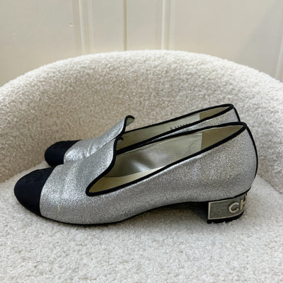 Chanel Heels in Silver Glitter Leather / Black Gosgrain Size 38