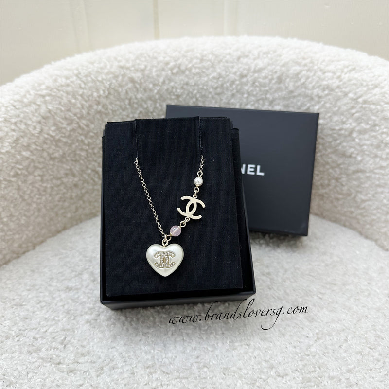 Chanel 21B Chanel Heart Necklace in GHW