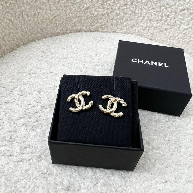 Chanel 25C CC Logo Earrings in LGHW (Model: ABE953)