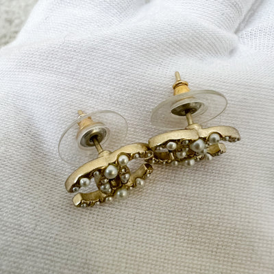 Chanel 13S Small CC Logo with Pearls Earrings in Matte LGHW