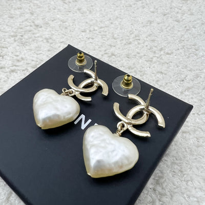 Chanel 22C CC Logo Dangling Earrings in LGHW with Heart Pearl