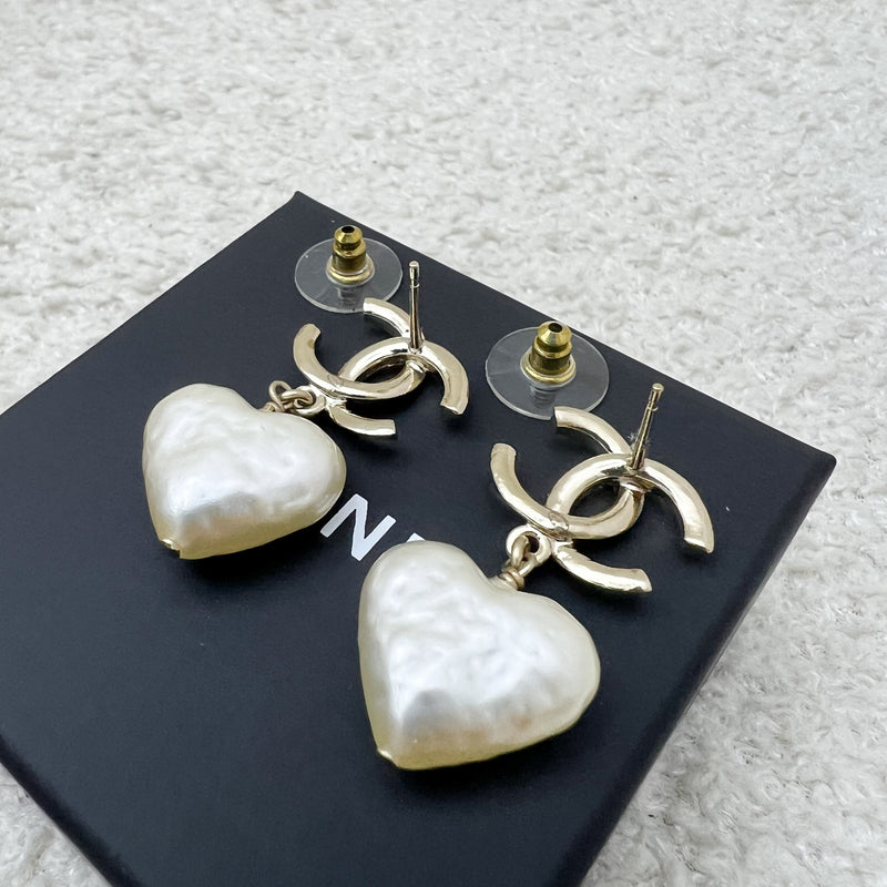 Chanel 22C CC Logo Dangling Earrings in LGHW with Heart Pearl