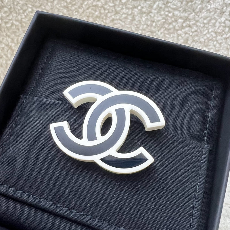 Chanel 22S CC Brooch in Black / White