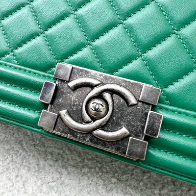 Chanel Medium 25cm Boy Flap in Green Lambskin and RGHW