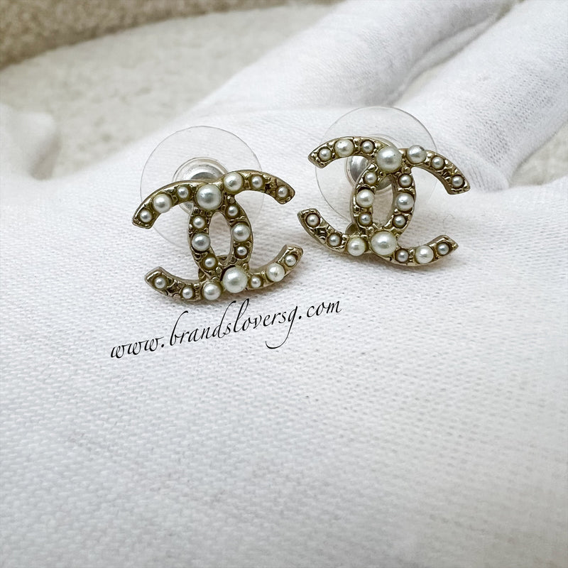 Chanel 13S Small CC Logo with Pearls Earrings in Matte LGHW