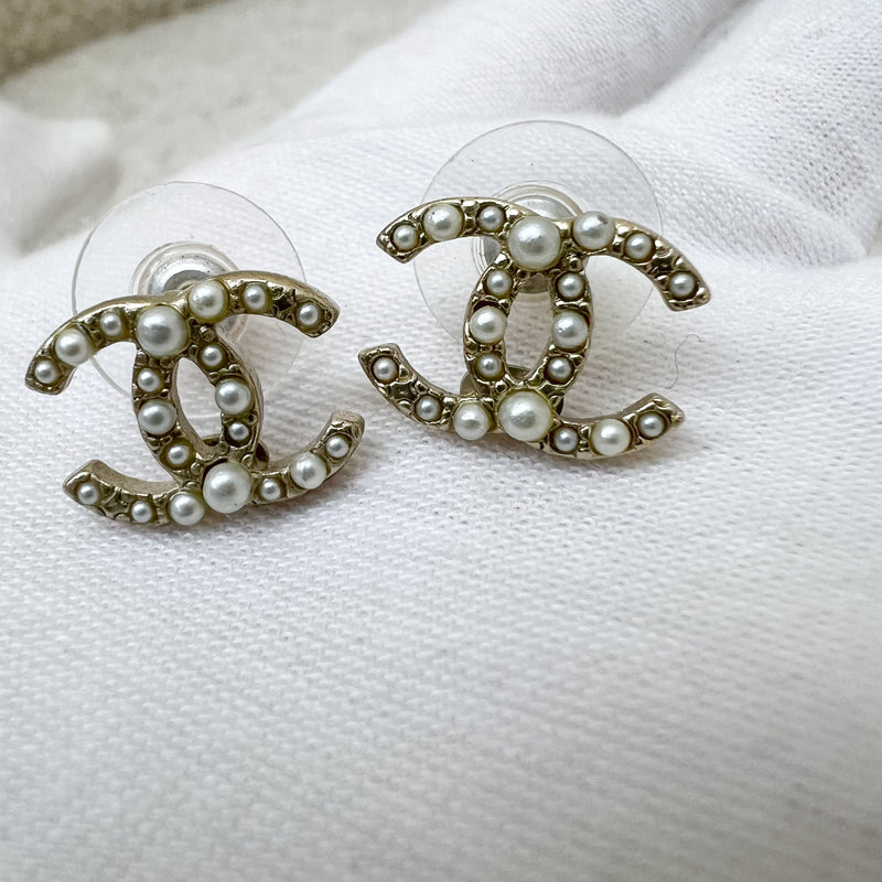 Chanel 13S Small CC Logo with Pearls Earrings in Matte LGHW