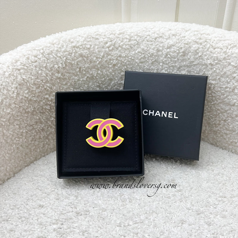 Chanel 22S CC Brooch in Pink / Yellow