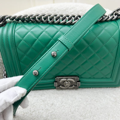 Chanel Medium 25cm Boy Flap in Green Lambskin and RGHW