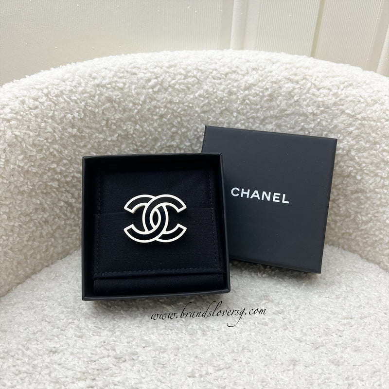 Chanel 22S CC Brooch in Black / White