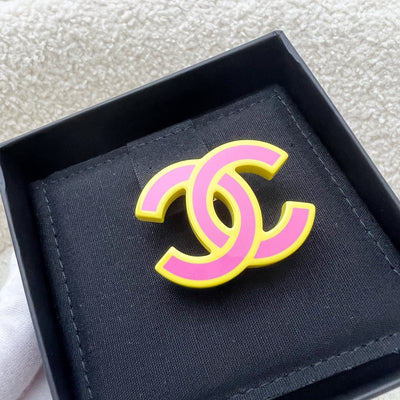 Chanel 22S CC Brooch in Pink / Yellow