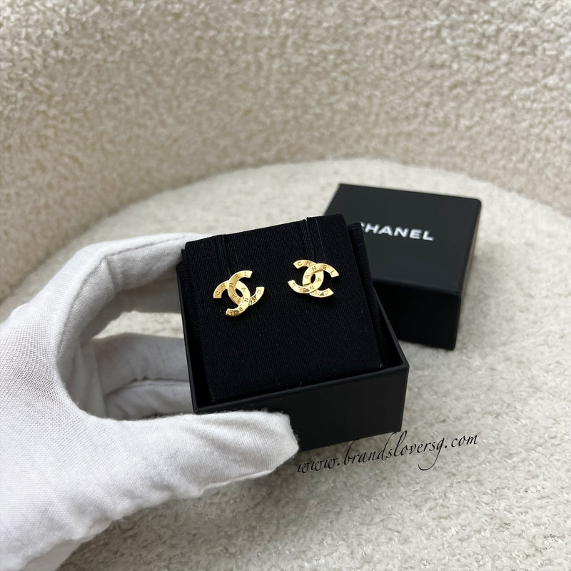 Chanel Paris Button CC Logo Earrings in Gold Tone HW