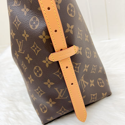 LV Carryall MM Hobo Bag in Monogram Canvas and GHW