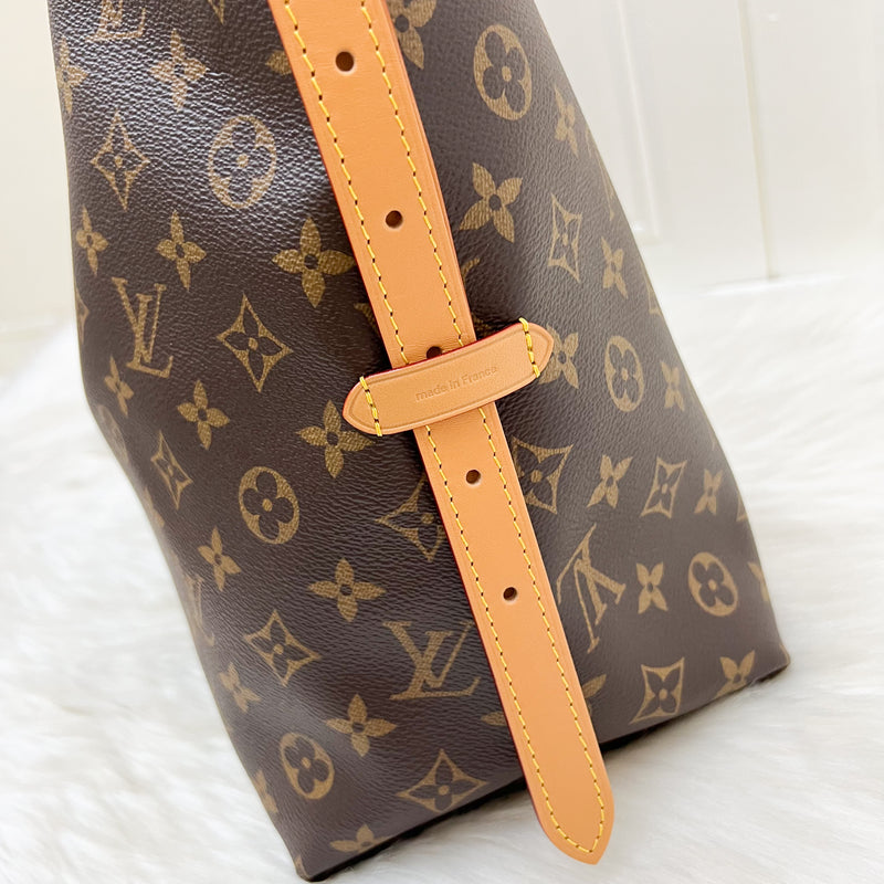 LV Carryall MM Hobo Bag in Monogram Canvas and GHW