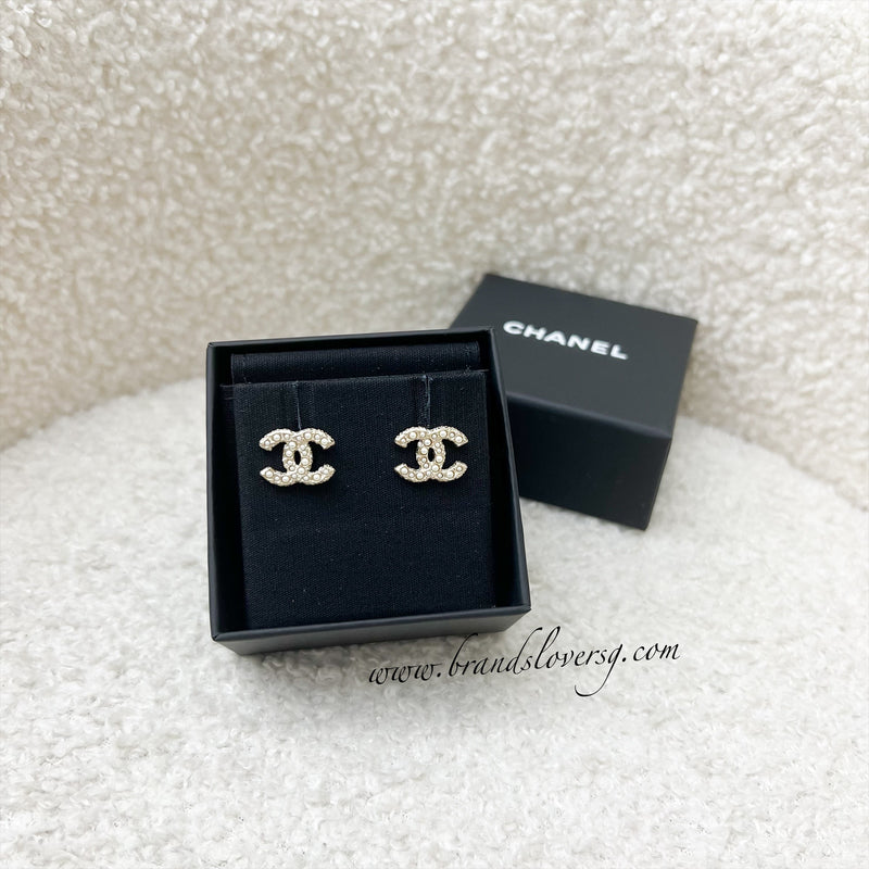 Chanel Classic Small CC Logo with Pearls Earrings in Matte LGHW