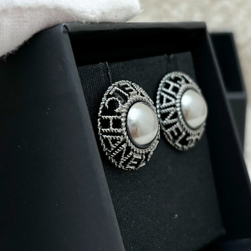 Chanel CC Round Logo Earrings with Black Pearls in BHW