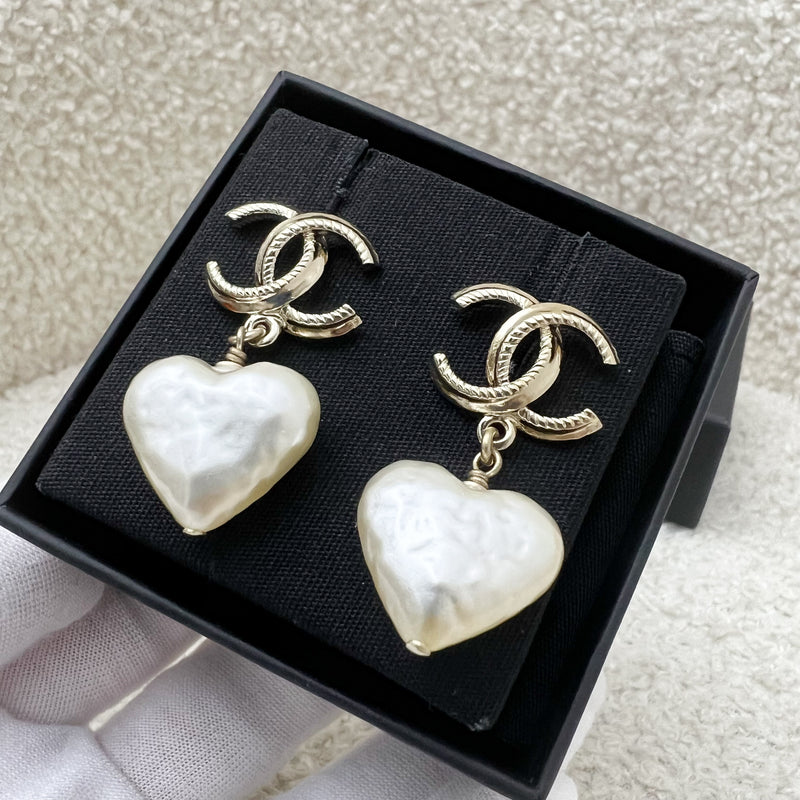 Chanel 22C CC Logo Dangling Earrings in LGHW with Heart Pearl