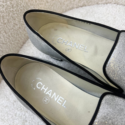 Chanel Heels in Silver Glitter Leather / Black Gosgrain Size 38