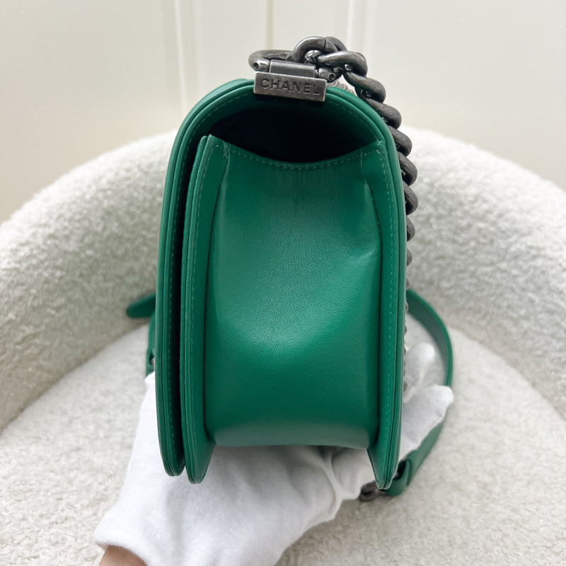 Chanel Medium 25cm Boy Flap in Green Lambskin and RGHW