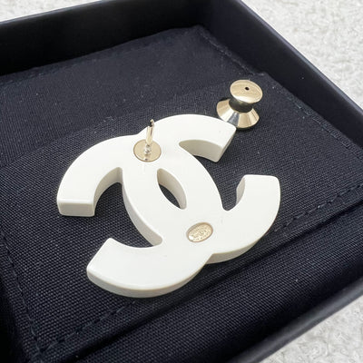 Chanel 22S CC Brooch in Black / White