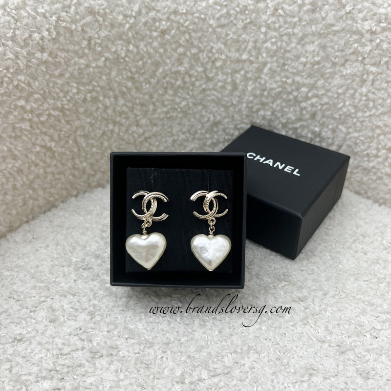 Chanel 22C CC Logo Dangling Earrings in LGHW with Heart Pearl