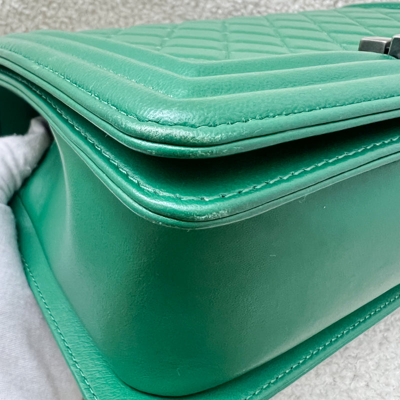 Chanel Medium 25cm Boy Flap in Green Lambskin and RGHW