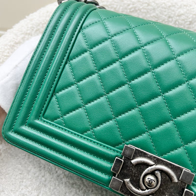 Chanel Medium 25cm Boy Flap in Green Lambskin and RGHW