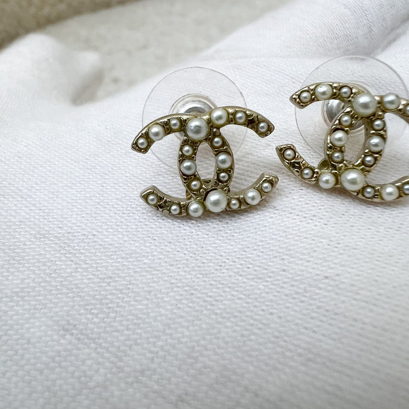 Chanel 13S Small CC Logo with Pearls Earrings in Matte LGHW