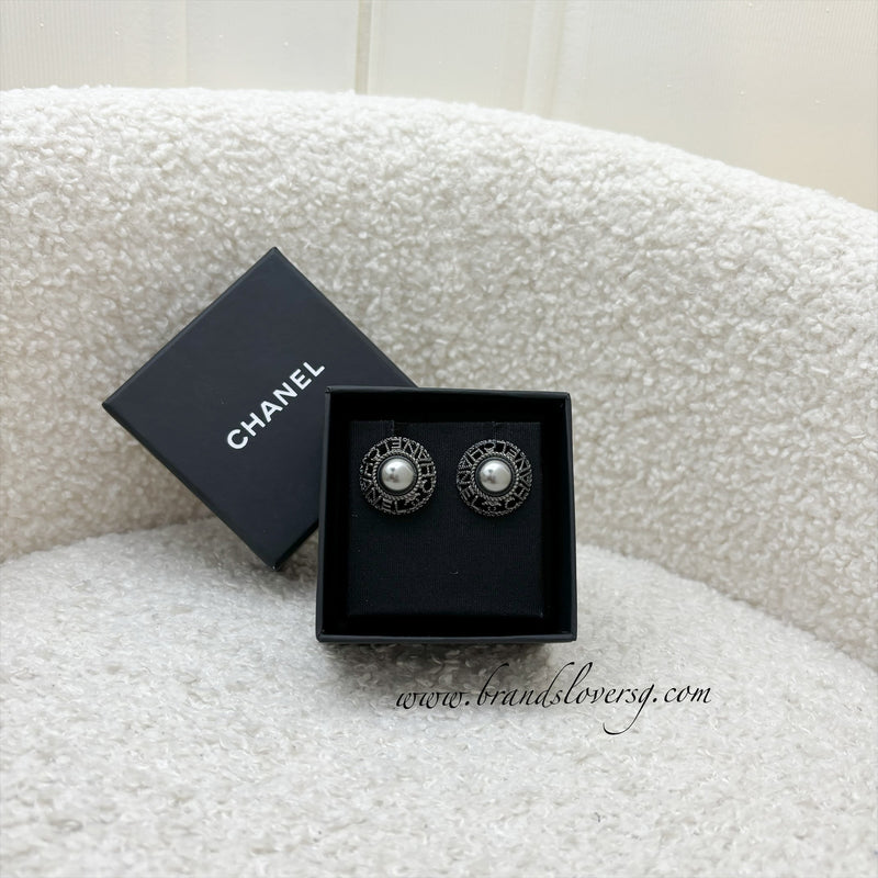 Chanel CC Round Logo Earrings with Black Pearls in BHW