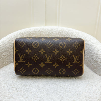 LV Speedy Bandouliere 20 in Monogram Canvas and Adjustable Beige Patterned Strap