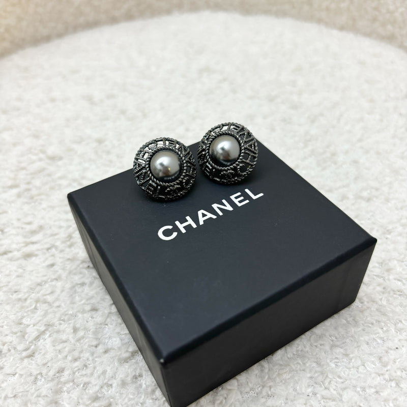 Chanel CC Round Logo Earrings with Black Pearls in BHW