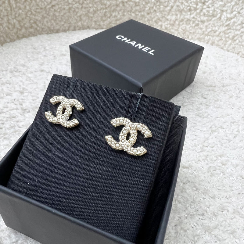 Chanel Classic Small CC Logo with Pearls Earrings in Matte LGHW