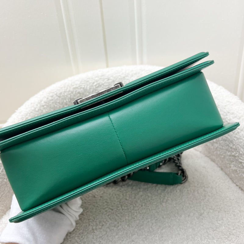 Chanel Medium 25cm Boy Flap in Green Lambskin and RGHW