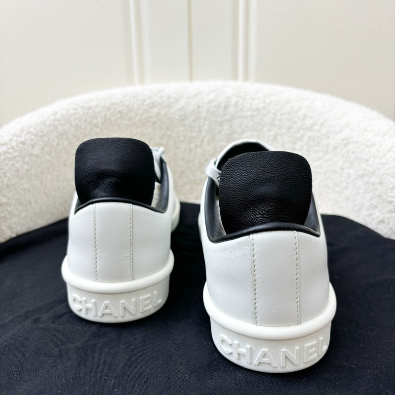 Chanel Sneakers in White Calf Leather in Size 36