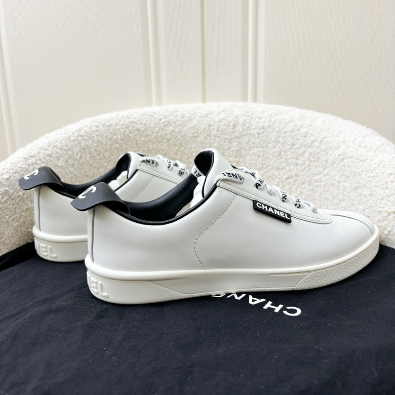 Chanel Sneakers in White Calf Leather in Size 36