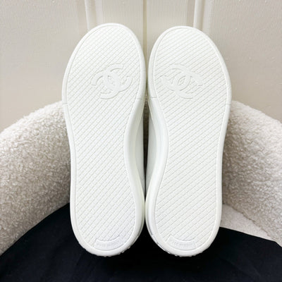 Chanel Sneakers in White Calf Leather in Size 36