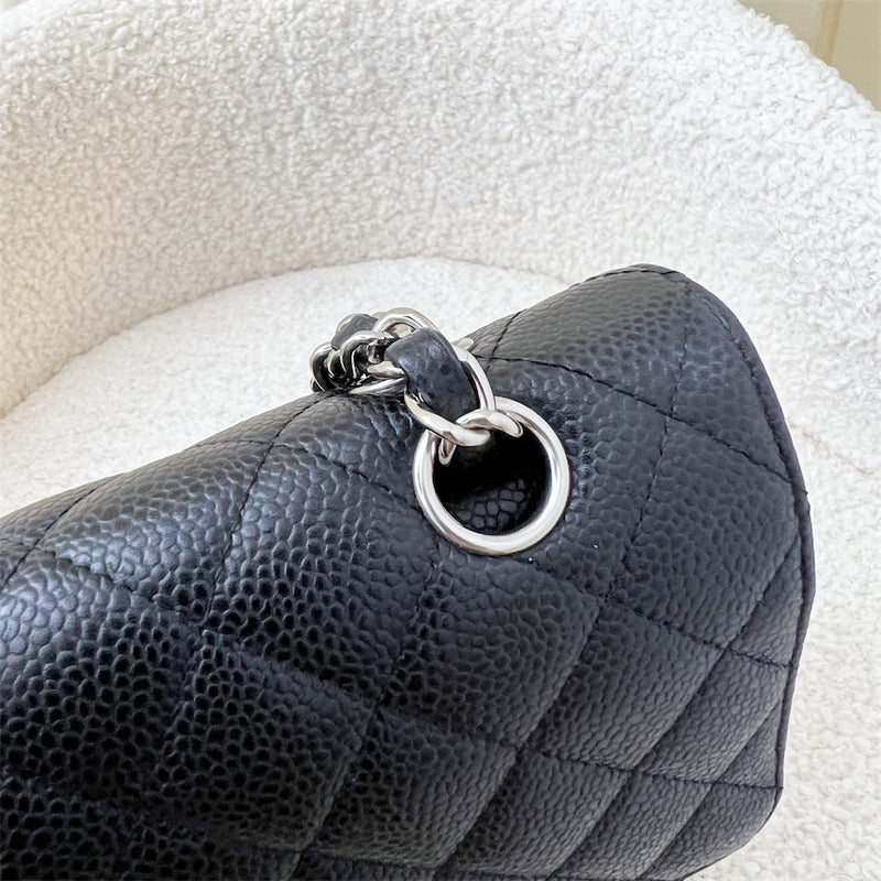 Chanel Classic Medium Classic Flap CF in Black Caviar SHW