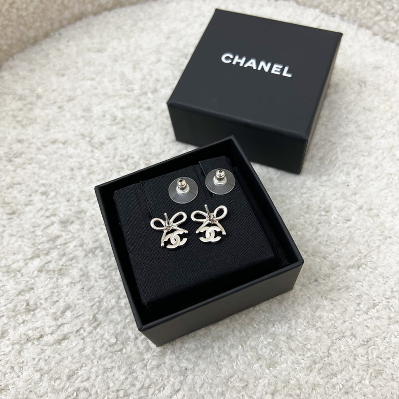 Chanel 25K Bow and Logo Earrings in SHW (Model: ABG601)