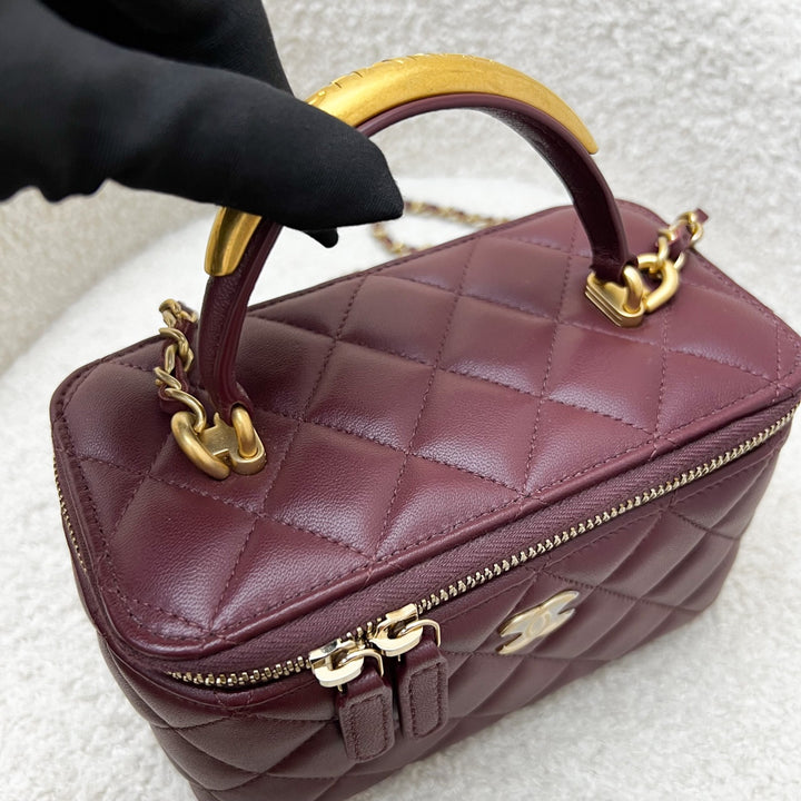 CHANELノベルティケース　キャビアスキン　 バーガンディ Chanel Top Handle Small Vanity in 22B Burgundy Red Lambskin and