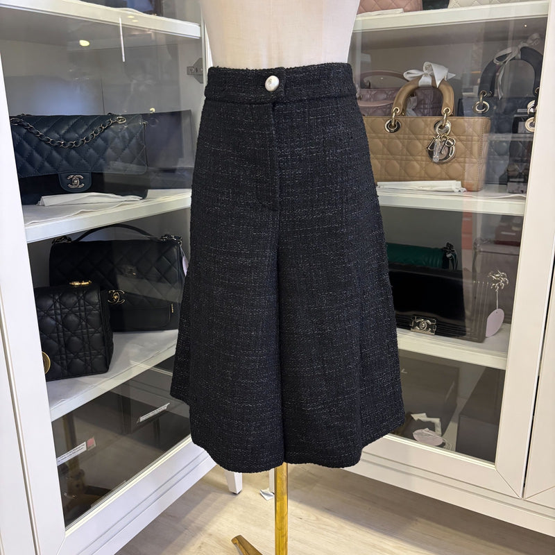 Chanel 25P Bermuda Shorts in Black Viscose / Cotton Tweed Sz 38