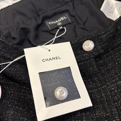 Chanel 25P Bermuda Shorts in Black Viscose / Cotton Tweed Sz 38