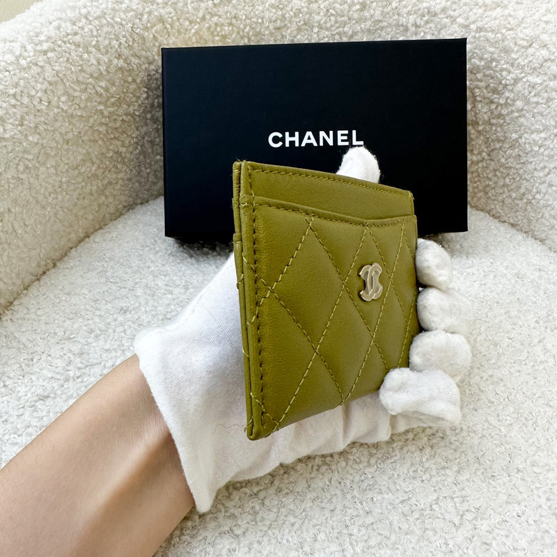 Chanel Classic Flat Card Holder in Olive Lambskin LGHW